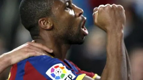 El mediocentro malí Seydou Keita celebra el gol