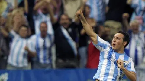 Santi Cazorla celebra el tanto que marcó al Athletic, otra vez de falta, y que dio los tres puntos a su equipo