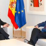 Rajoy reitera a Urkullu que si ETA no entrega las armas no habrá «regalos»