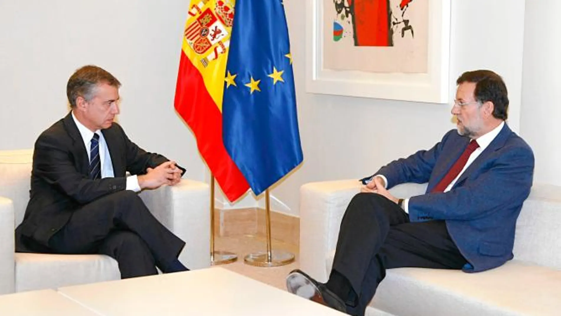 Rajoy reitera a Urkullu que si ETA no entrega las armas no habrá «regalos»