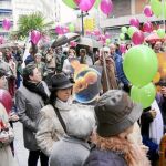 Medio millar de personas se concentraron ayer en la Plaza Mayor de Salamanca e hicieron una suelta de globos en favor de la vida