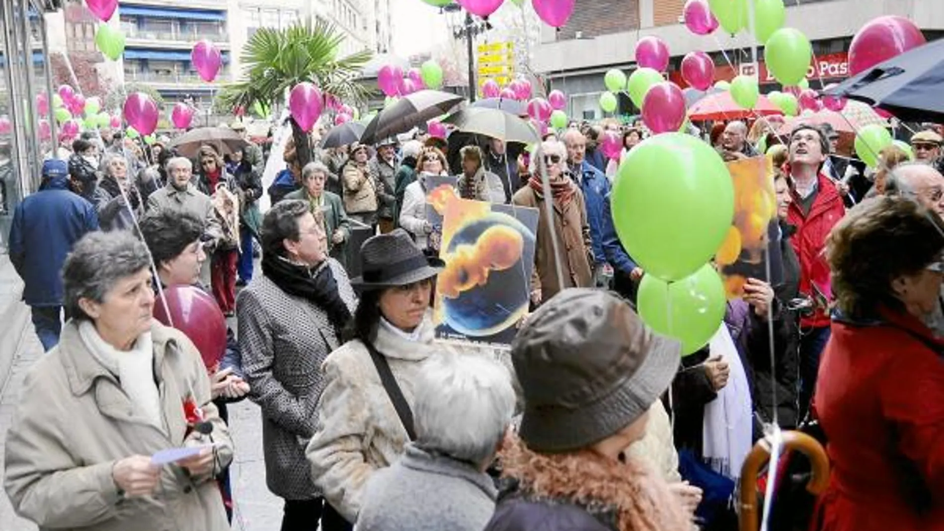 Medio millar de personas se concentraron ayer en la Plaza Mayor de Salamanca e hicieron una suelta de globos en favor de la vida