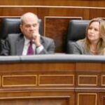 Seis miembros del Gobierno escuchan a Zapatero durante el debate del martes en el que se aprobó el despligue militar en Libia
