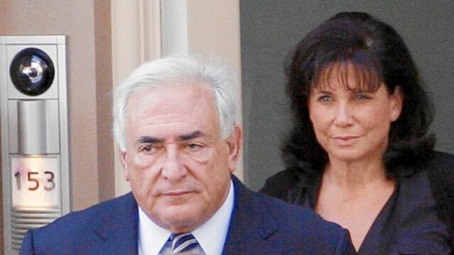 Strauss-Kahn y su esposa, Anne Sinclair, a la salida de su casa en Nueva York