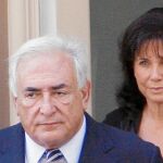Strauss-Kahn y su esposa, Anne Sinclair, a la salida de su casa en Nueva York
