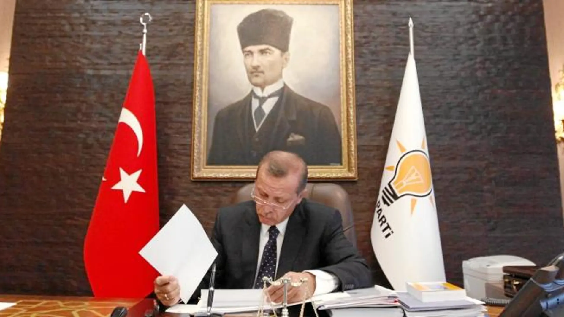 El primer ministro Erdogan, ayer, en su oficina del AKP en Ankara
