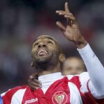 Kanouté celebra un gol con el Sevilla