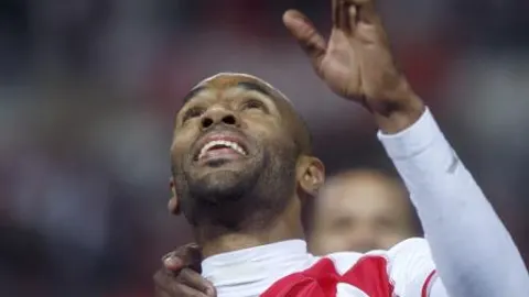 Kanouté celebra un gol con el Sevilla