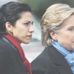 Huma Abedin y Hillary Clinton, abajo, han sufrido la infidelidad pública de sus poderosos maridos