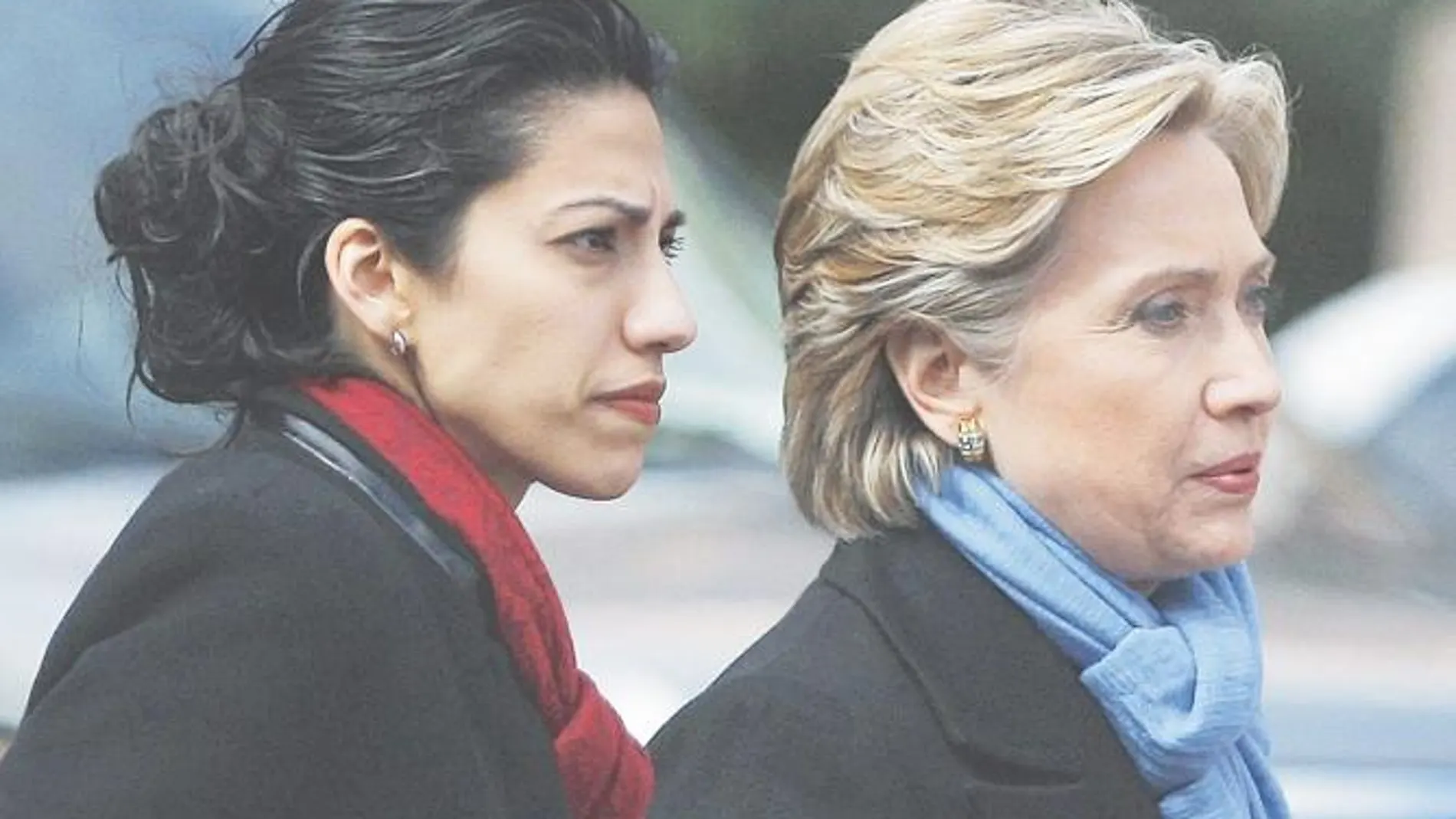 Huma Abedin y Hillary Clinton, abajo, han sufrido la infidelidad pública de sus poderosos maridos