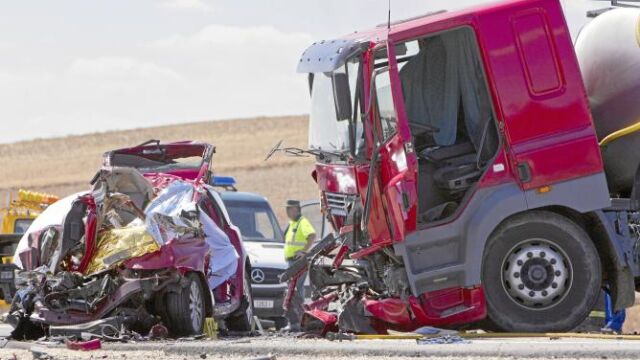 Estado en el que quedaron el turismo y el camión, tras el choque frontal sucedido en la A-364