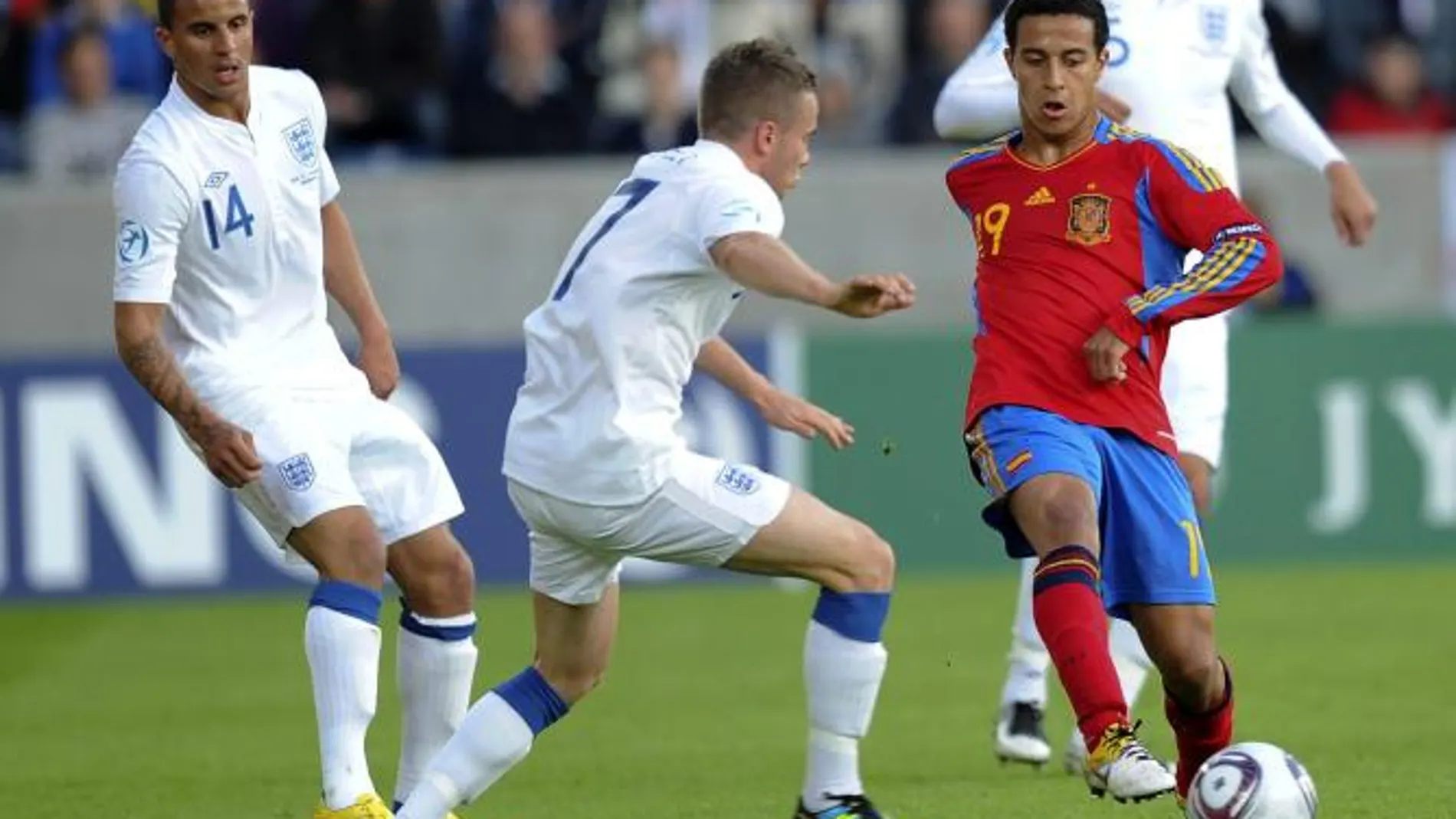 El jugador de la selección de Inglaterra sub'21 Marc Albrighton (C) disputa el balón con Thiago Alcantara (d) de España