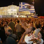  Miles de manifestantes protestan ante el Parlamento griego