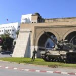 Un tanque de la Armada tunecina M60 permanece en guardia en Ban Saadoun, cerca del centro de la ciudad de Túnez
