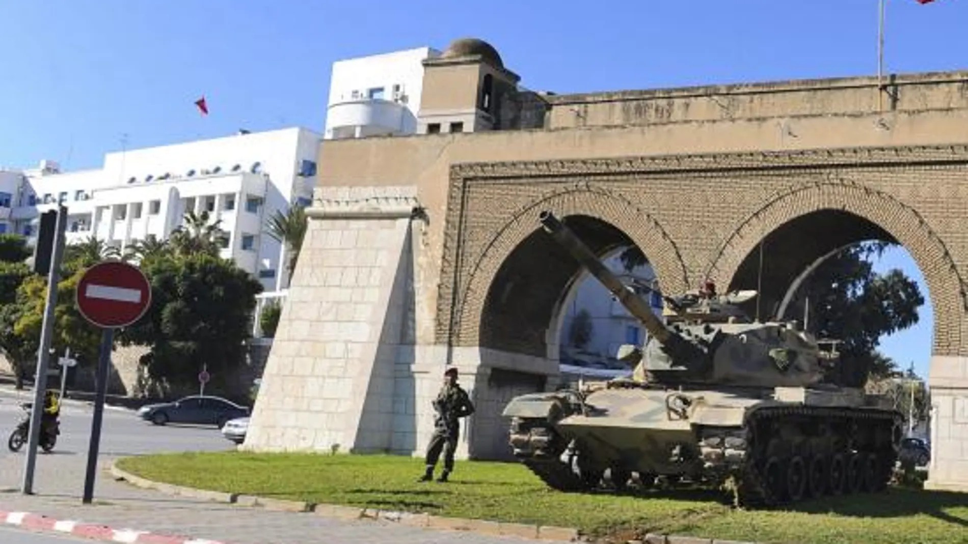 Un tanque de la Armada tunecina M60 permanece en guardia en Ban Saadoun, cerca del centro de la ciudad de Túnez