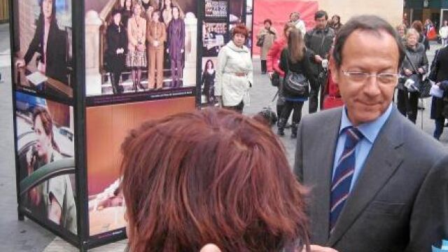 El alcalde de Murcia, Miguel Ángel Cámara, participó en la exposición «Mujeres en el trabajo 2011», en la plaza Belluga