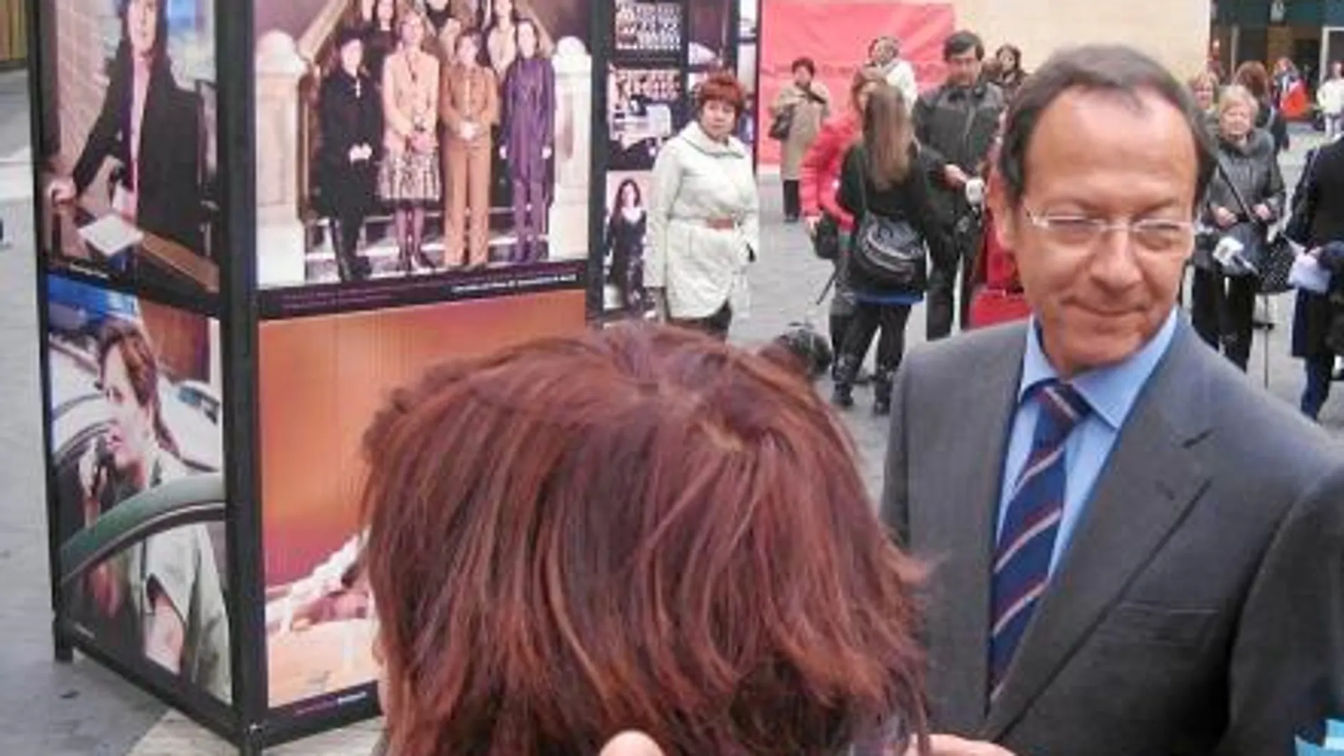 El alcalde de Murcia, Miguel Ángel Cámara, participó en la exposición «Mujeres en el trabajo 2011», en la plaza Belluga