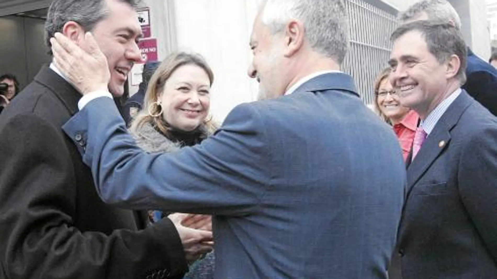 José Antonio Griñán saluda a Juan Espadas junto a Joaquín Luque y Nieves Hernández