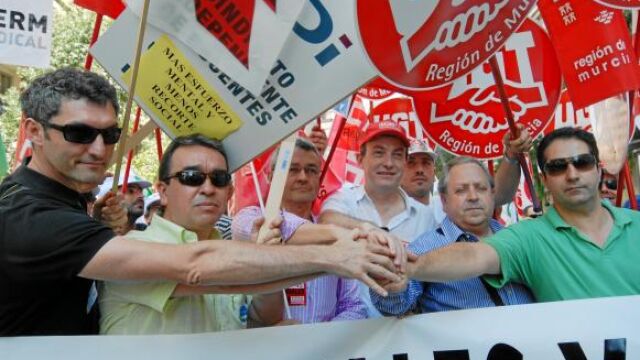 Los empleados públicos de la Comunidad recorrieron las principales calles de la capital murciana hasta llegar a las puertas de la Delegación del Gobierno
