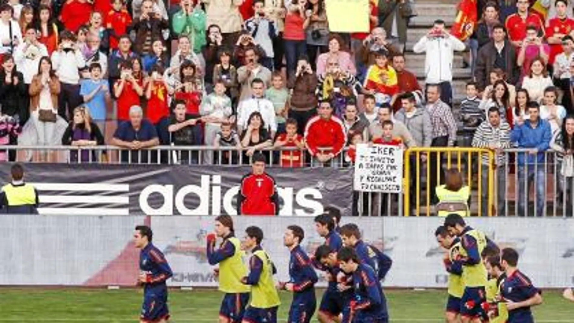 Locura en Granada. La Selección se entrenó ante 13.000 aficionados en Los Cármenes