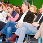 Aznar ojea la prensa en presencia de Juan Vicente Herrera, Antolín Sanz, Ángel Acebes y Alicia García
