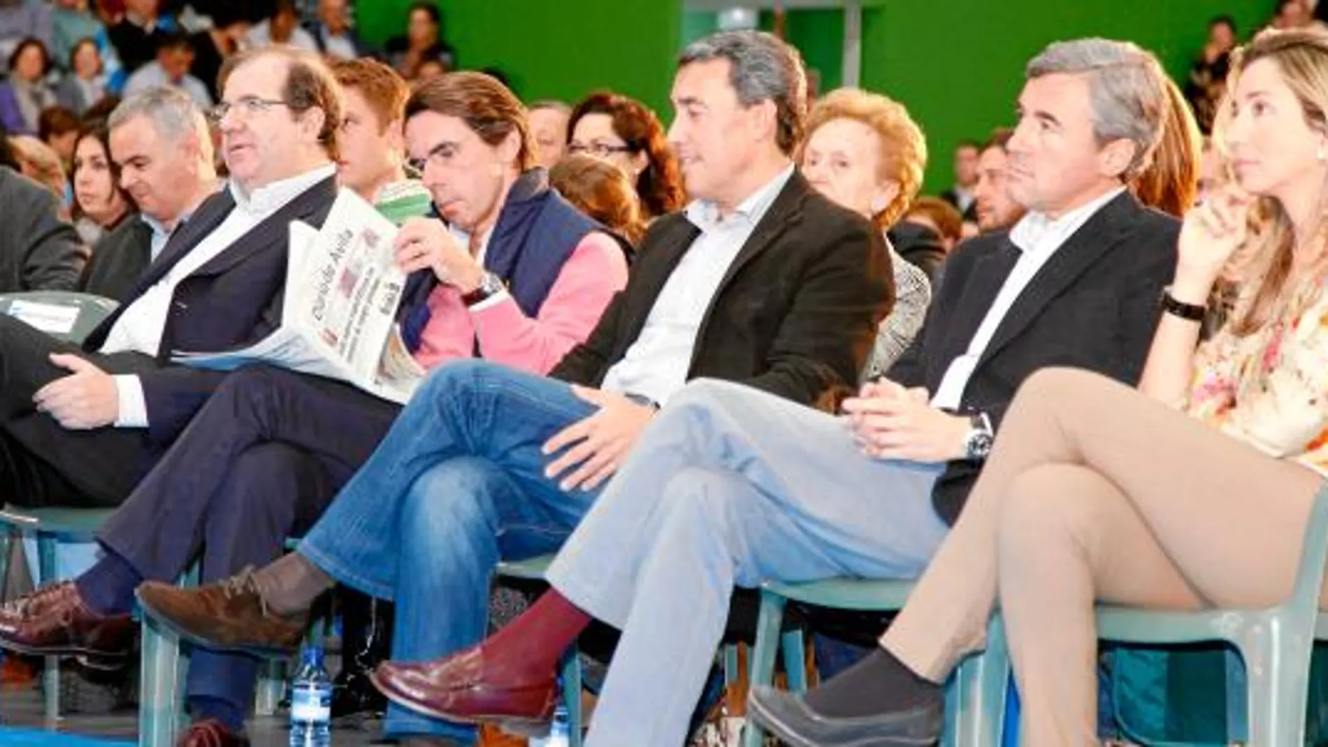 Aznar ojea la prensa en presencia de Juan Vicente Herrera, Antolín Sanz, Ángel Acebes y Alicia García