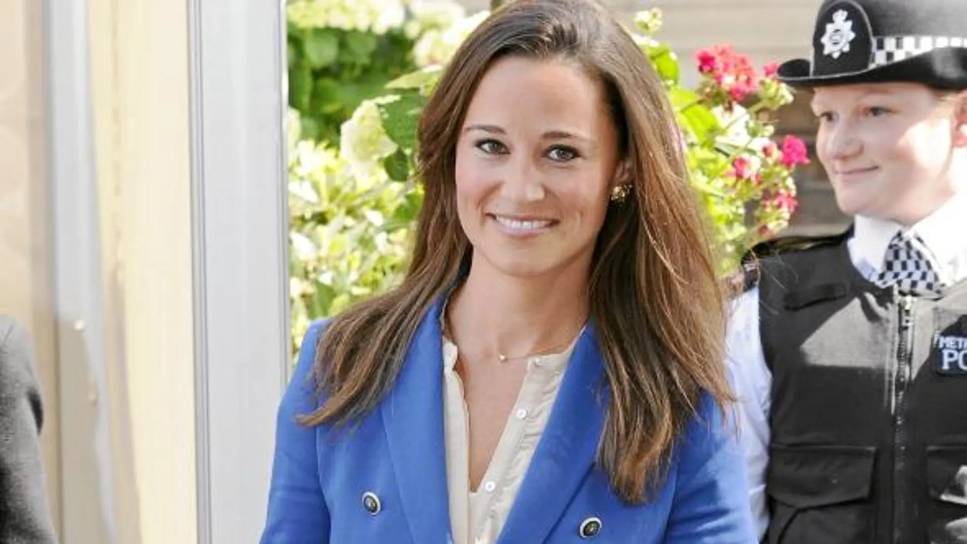 Blazer de Zara En estilo navy, la hermanísima se decantó por una americana «low-cost» de 59,95 euros al día siguiente del enlace de Catherine