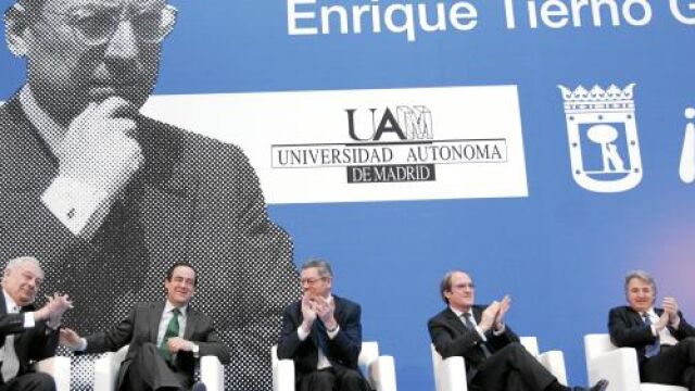 Gallardón, José Bono y Ángel Gabilondo se reunieron ayer en el Palacio de Cibeles para homenajear a Tierno Galván