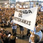 Los «indignados» volvieron a ocupar ayer la Puerta del Sol, donde celebraron una «asamblea» en la que se propuso acampar en el Paseo del Prado y un calendario de movilizaciones