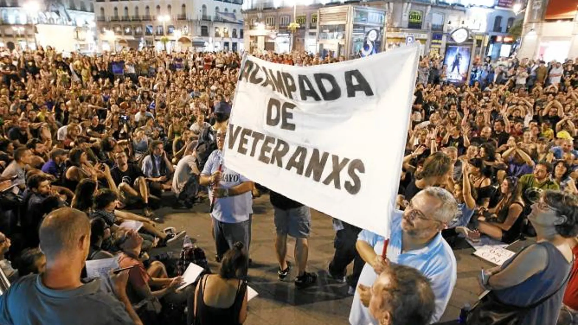 Los «indignados» volvieron a ocupar ayer la Puerta del Sol, donde celebraron una «asamblea» en la que se propuso acampar en el Paseo del Prado y un calendario de movilizaciones