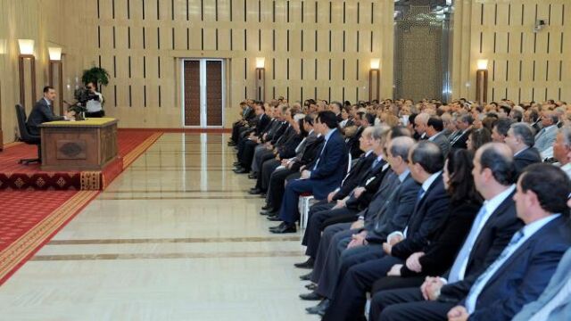 Fotografía facilitada por la agencia siria de noticias SANA del presidente sirio, Bachar al Asad (i), reuniéndose con miembros del comité central del partico Baath y con representantes de varios sindicatos en Damasco, Siria