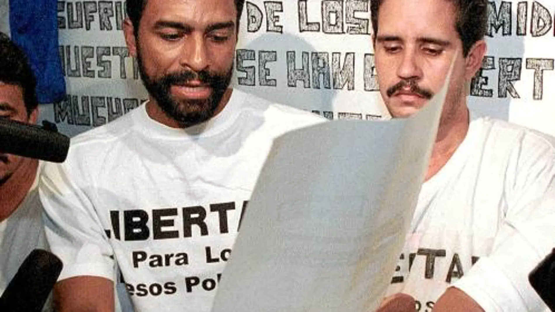El opositor Elías Biscet, con barba, durante un acto en 1999 en el que instaba a la dictadura a liberar a todos los presos políticos cubanos