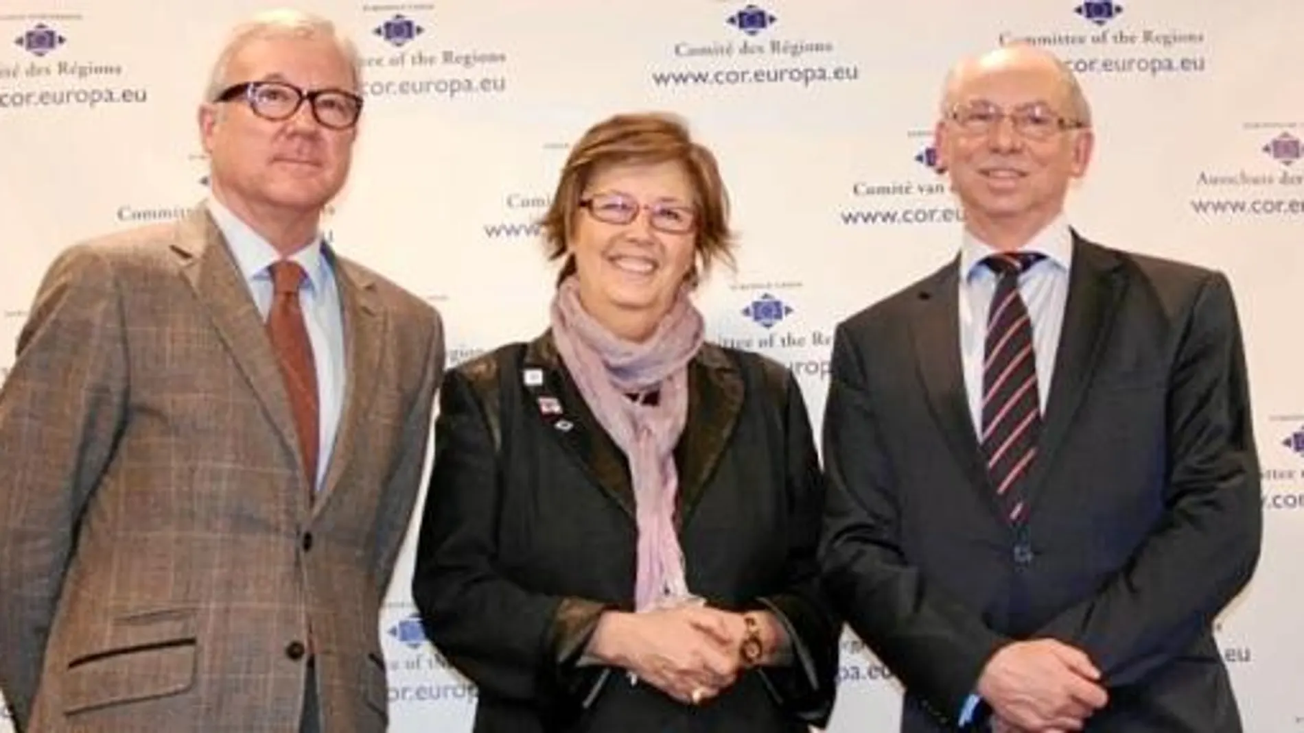 Ramón Luis Valcárcel, Mercedes Bresso y Janusz Lewandowski, tras la celebración de la sesión plenaria del Comité de las Regiones, en Bruselas