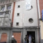 Un candado cerrando la puerta y un cartel colgado en su fachada hacían oficial ayer la «okupación» del Teatro Albéniz.
