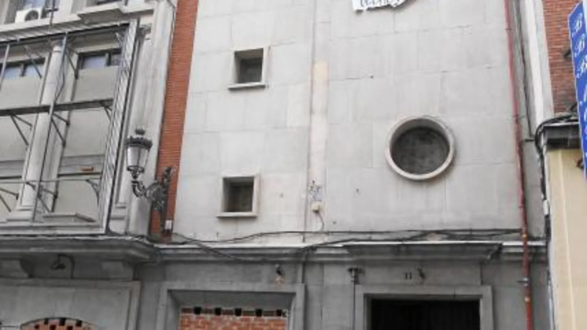 Un candado cerrando la puerta y un cartel colgado en su fachada hacían oficial ayer la «okupación» del Teatro Albéniz.