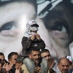 Miembros de Al Fatah ante un retrato de Arafat