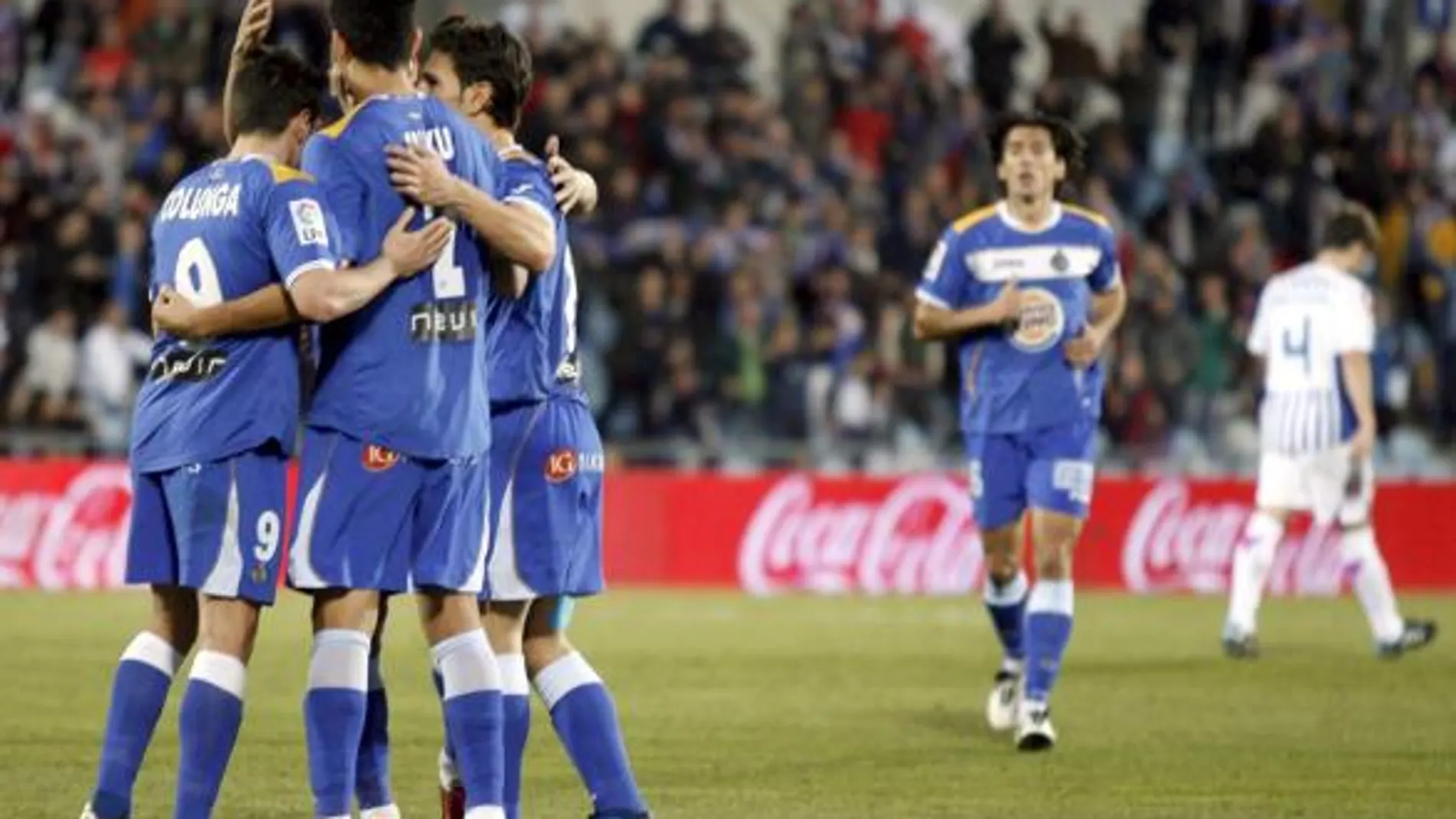 Los jugadores del Getafe celebran la consecución de su tercer gol frente al Deportivo, obra del delantero venezolano Nicolás Fedor "Miku"(2i), en su partido correspondiente a la vigésimo segunda jornada de Liga en Primera División.