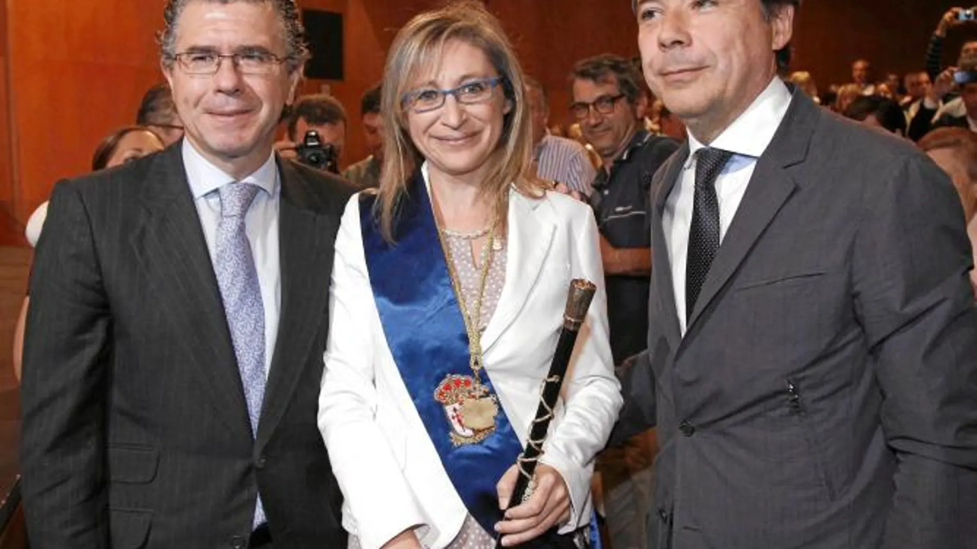 la recién estrenada alcaldesade Aranjuez, María José Martínez, acompañada de Ignacio González.