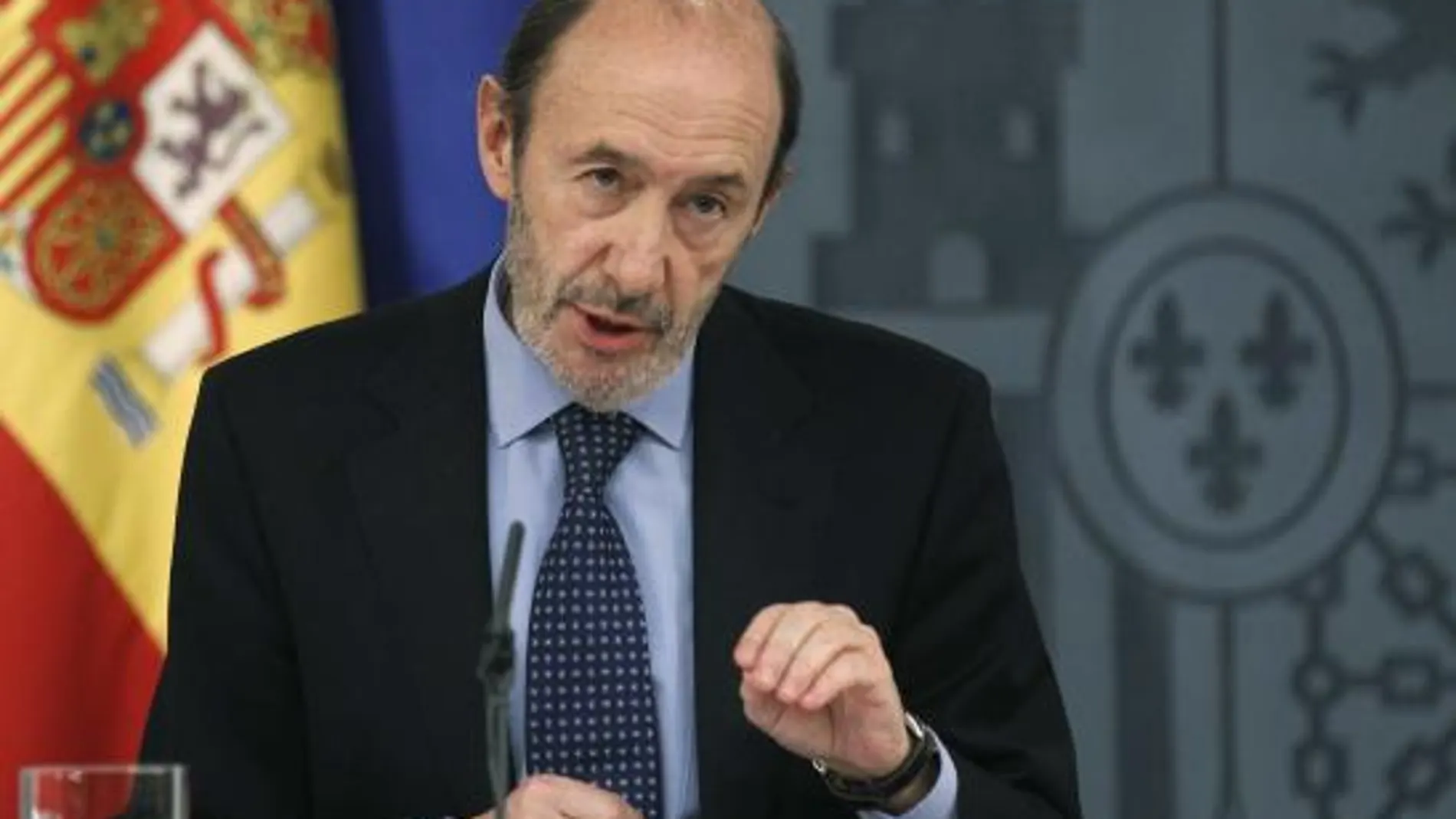 Rubalcaba canta por Amaral para atacar al PP