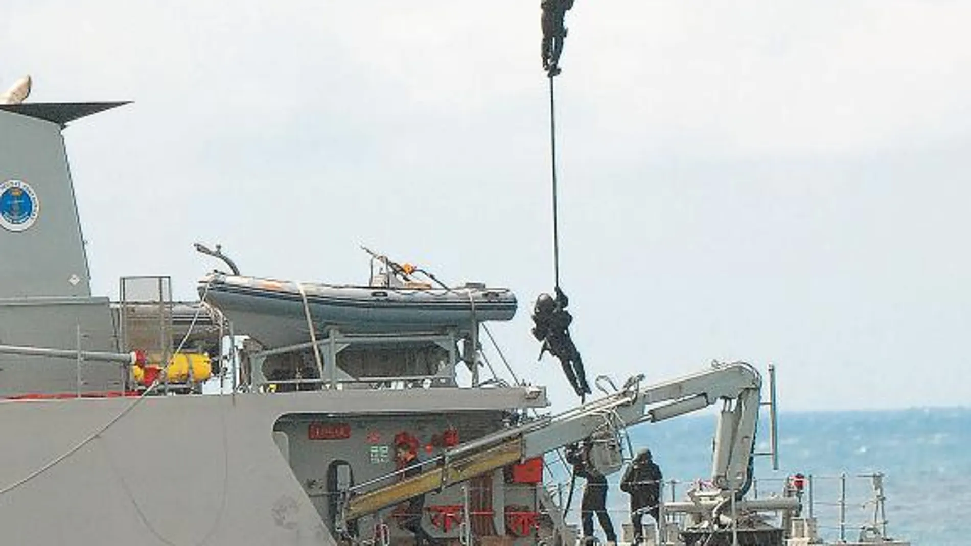 Ejercicio de infiltración en un buque desde un helicóptero con la técnica conocida como Fast-Rope