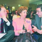 Tomás Villanueva junto a Josefa Fernández Arufe e Ignacio Ariznavarreta en la clausura de un foro