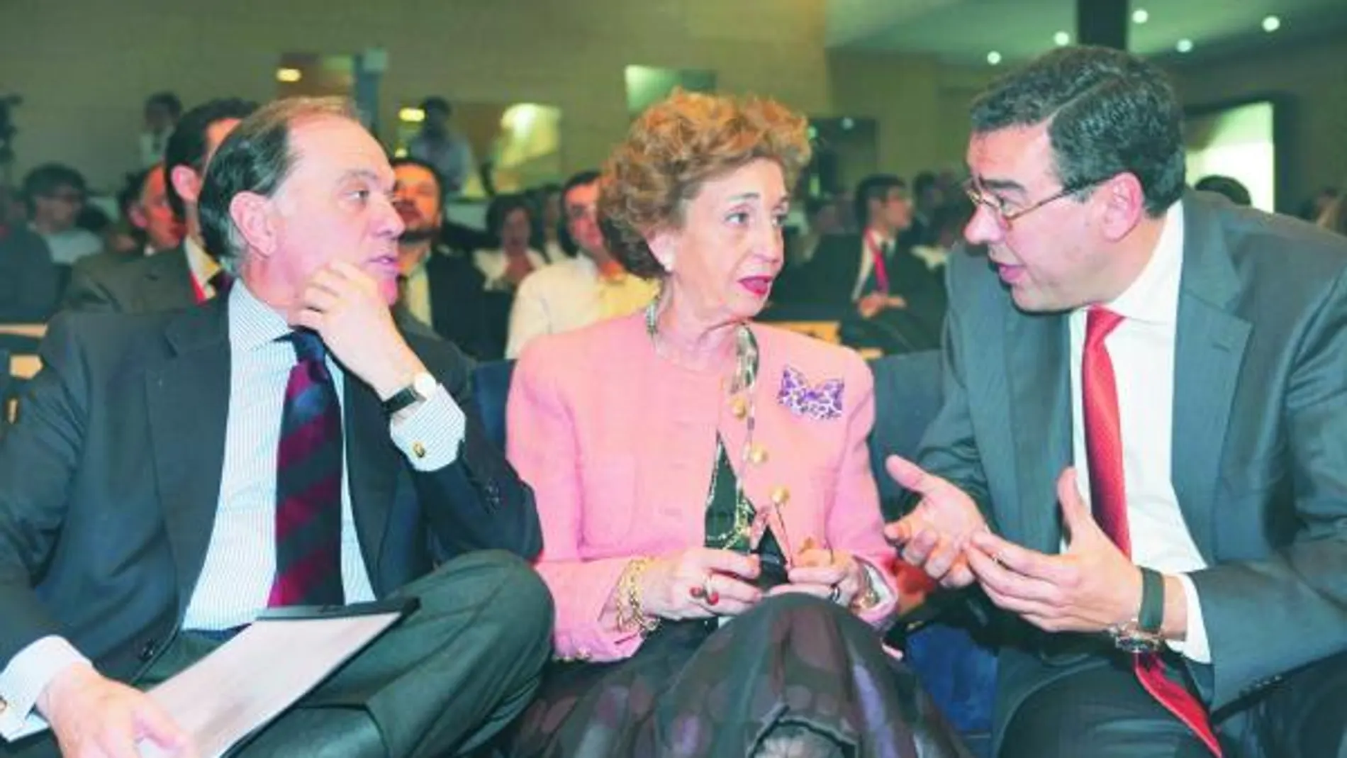 Tomás Villanueva junto a Josefa Fernández Arufe e Ignacio Ariznavarreta en la clausura de un foro