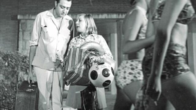 Gracita Morales y Antonio Ozores, matrimonio en la película, llegan a Benidorm, donde van a veranear