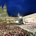 Unos 7.000 devotos abarrotaron ayer durante horas la Plaza del Obradoiro –en la imagen, había anochecido ya– para escuchar la misa del Santo Padre