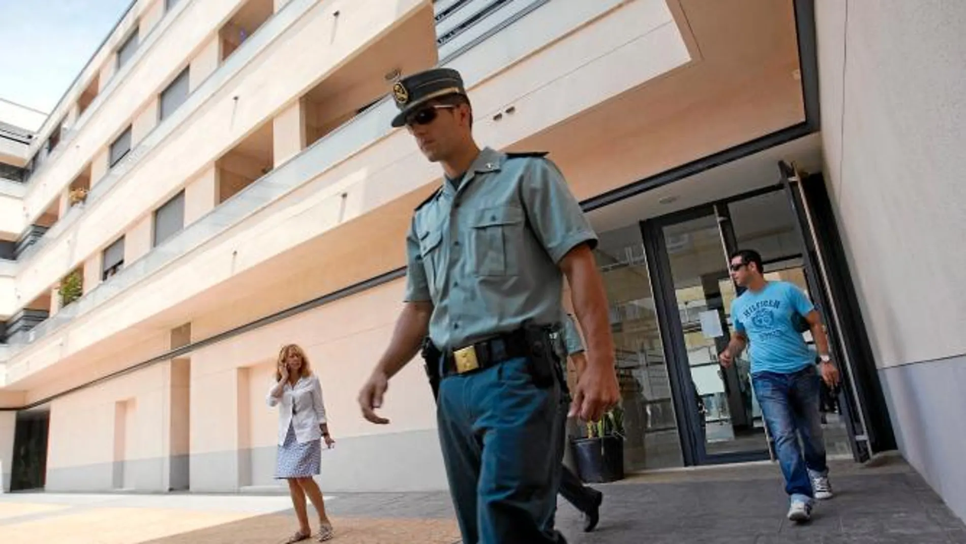 La Guardia Civil sale del apartamento donde sucedieron los hechos