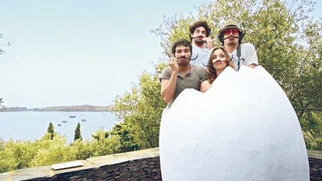 Imagen del anuncio de Estrella Damm, que este año pasea al espectador por la costa de Gerona