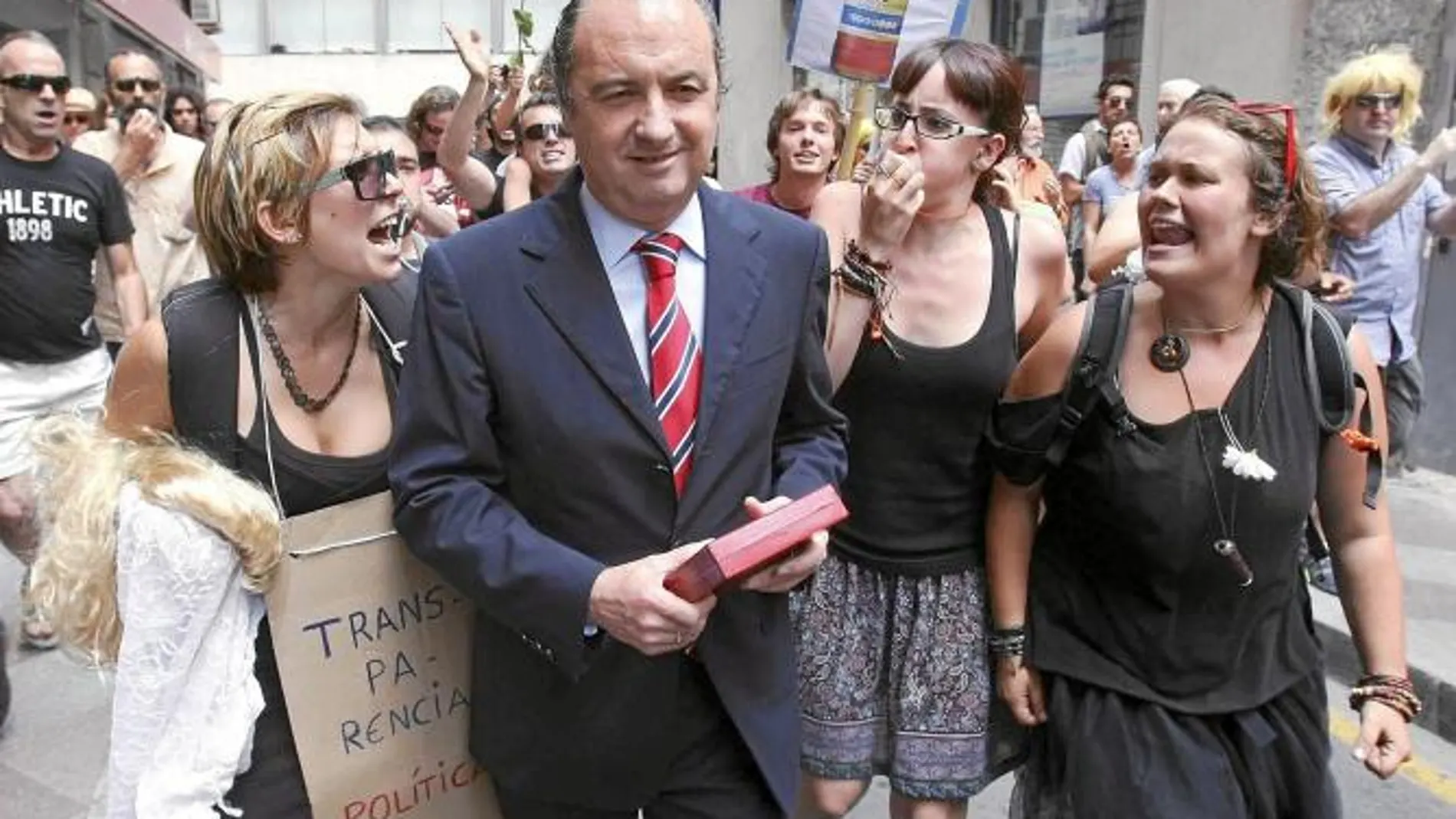 José Joaquín Ripoll es perseguido a la salida del Ayuntamiento