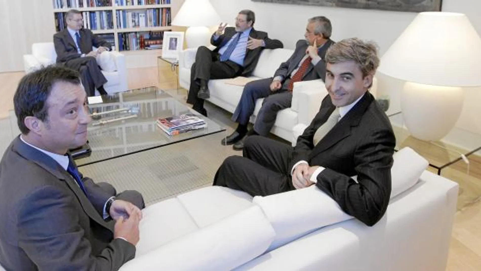 Los cuatro portavoces se reunieron para debatir sobre la Corporación