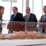 El presidente Herrera mira, junto a Guisasola, Antón y Manuela Rosellón, la maqueta de las nuevas infraestructuras