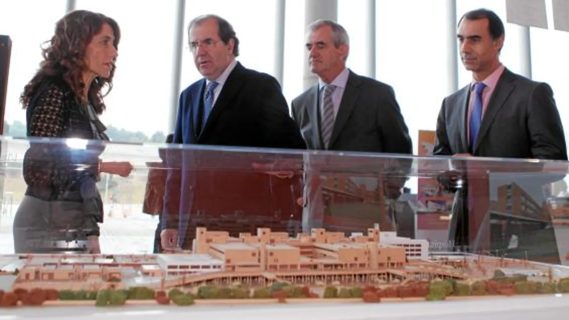 El presidente Herrera mira, junto a Guisasola, Antón y Manuela Rosellón, la maqueta de las nuevas infraestructuras